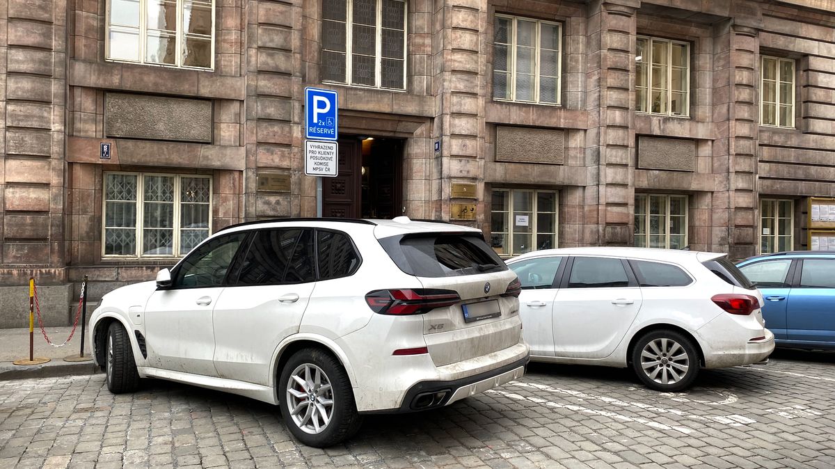 Vysoká úřednice parkovala na místě pro invalidy. „Jsem ministerská,“ hájí se